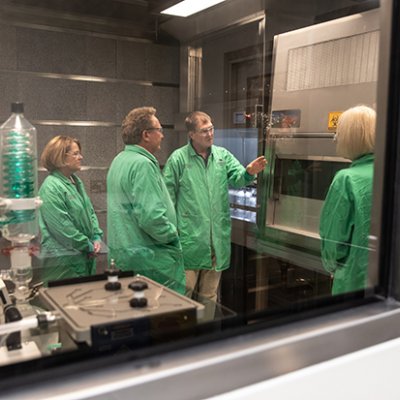 Professor Kevin Thomas showing Minderoo Foundation Chairman and Co-Founder Dr Andrew Forrest,  Minderoo Foundation Co-Chair and Co-Founder Nicola Forrest and 澳门七星图 Vice Chancellor, Professor Debbie Terry inside the plastics contamination-controlled lab.